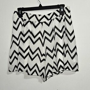 Miss Avenue double layered Chevron shorts. Size large.